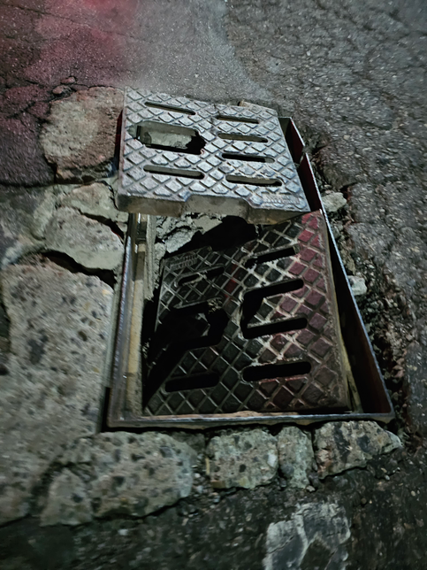 운전중 맨홀뚜껑 열려있어 자동차 하부에 찍힌거같은데 보상받을수있나요?의 0번 째 이미지