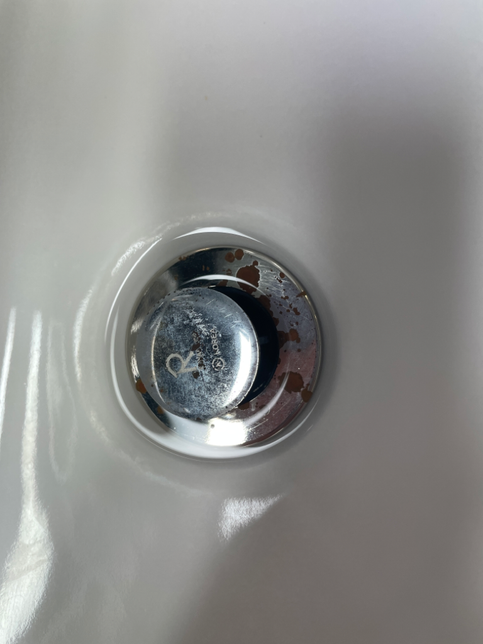 세면대 물빠지는 구멍의 쇠가 녹슬었어요.의 0번 째 이미지