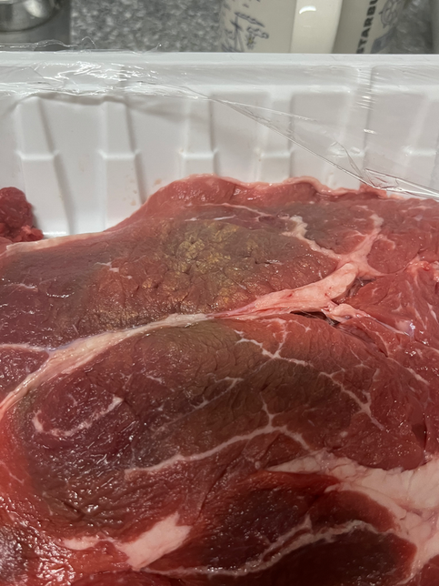 소고기 안쪽이 검은 빛이 돕니다 상한 것이 맞을까요?의 0번 째 이미지
