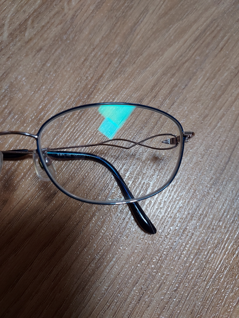 안경테 기스났는데 좋은 방법 있을까요?의 0번 째 이미지