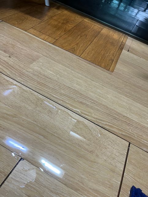 누수업체의 잘못으로 집에 마루판들이 들떳는데 보상을 장판으로 해주겠다는 소리만하고 대회를 피합니다. 법적으로 처벌이 가능할까요?의 0번 째 이미지