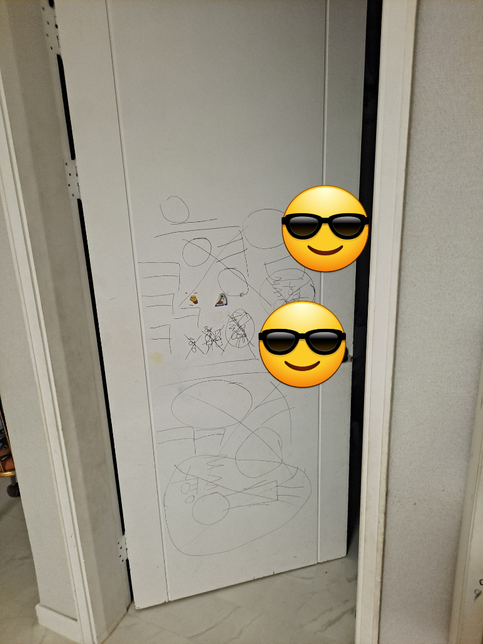아이가 흰색 방문에 매직으로 낙서를 해놨습니다 지울수 있는방법이 있을까요?의 0번 째 이미지