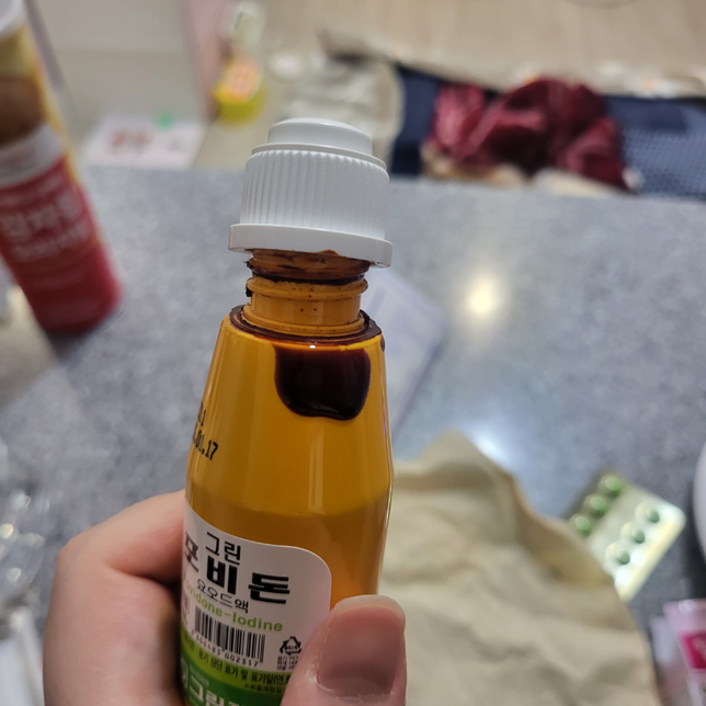 빨간약 포비돈 사서 개봉도 안했는데 이렇게 샌채로 굳어있어요. 사용해도 되는건가요?의 1번 째 이미지