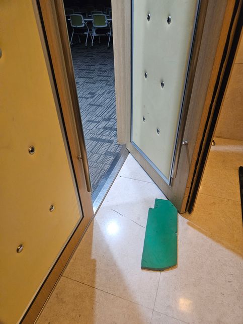 문 바닥에 이상한 걸 고정시켜 문을 개방함?의 0번 째 이미지