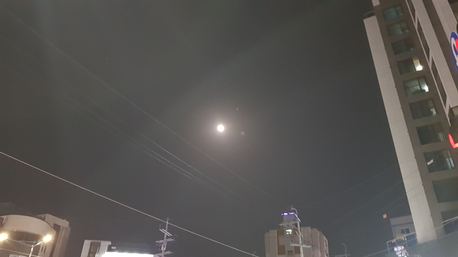 사진의 달 옆에 있는 별이 북극성 맞나요?의 0번 째 이미지