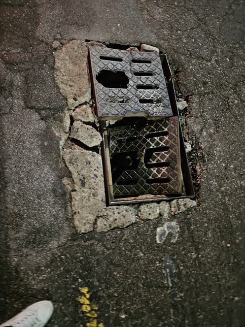 운전중 맨홀뚜껑 열려있어 자동차 하부에 찍힌거같은데 보상받을수있나요?의 1번 째 이미지