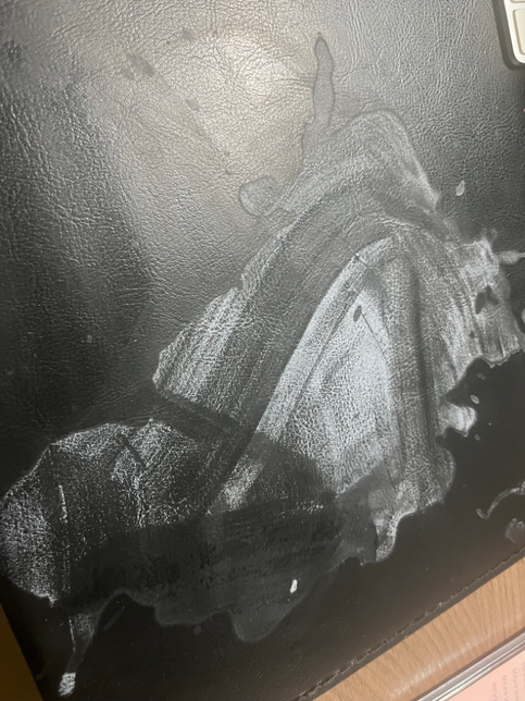 가죽에 아세톤이 흘렀습니다 복구방법이 없을 까요?의 0번 째 이미지