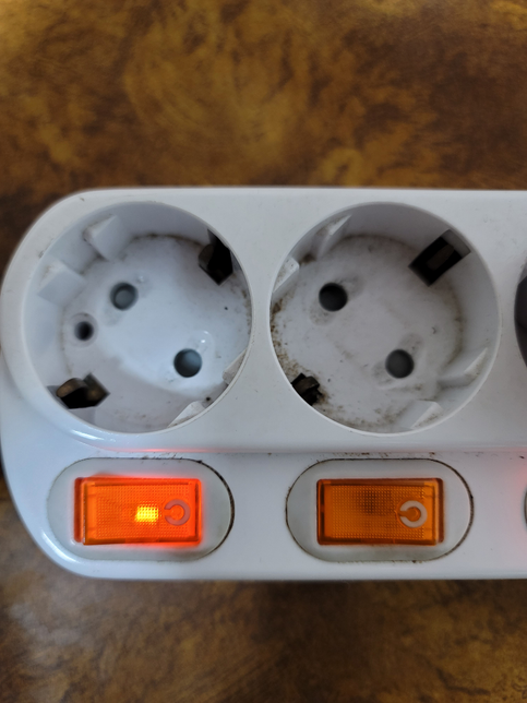 콘센트 사이사이 먼지는 어떻게 닦아야 할까요?의 0번 째 이미지