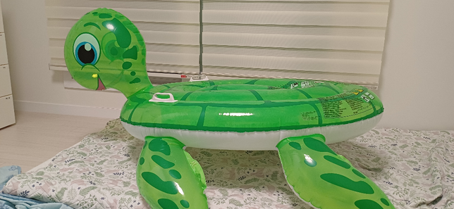 휴가철 튜브바람뺄때 아이가 빼도 되는건가요?의 0번 째 이미지