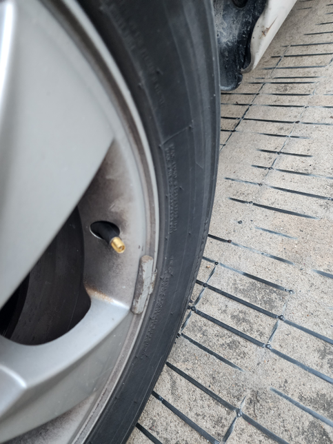 타이어 공기 주입구 캡이 빠졌어요.의 0번 째 이미지