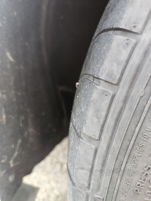 자동차 뒷바퀴에 커버가 부서진 경우 어떻게 해야 되나요?의 1번 째 이미지