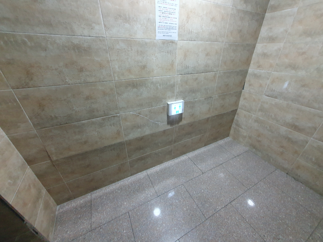 집 들어오는 복도에 타일벽이 금이가고 깨졌는데 수리를 어찌해야할까요?의 1번 째 이미지