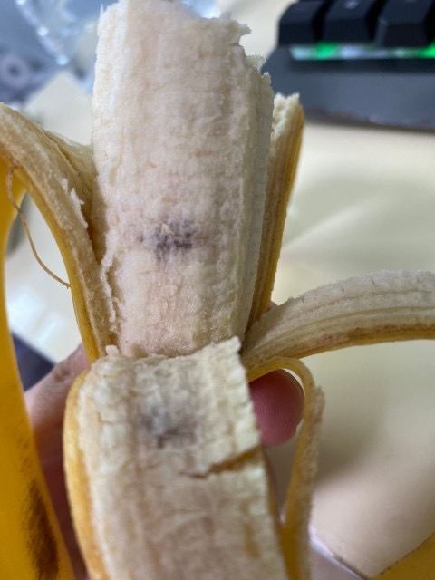 바나나 다먹어 갈때 보인건데.. 이런거 썩은걸까요??의 0번 째 이미지