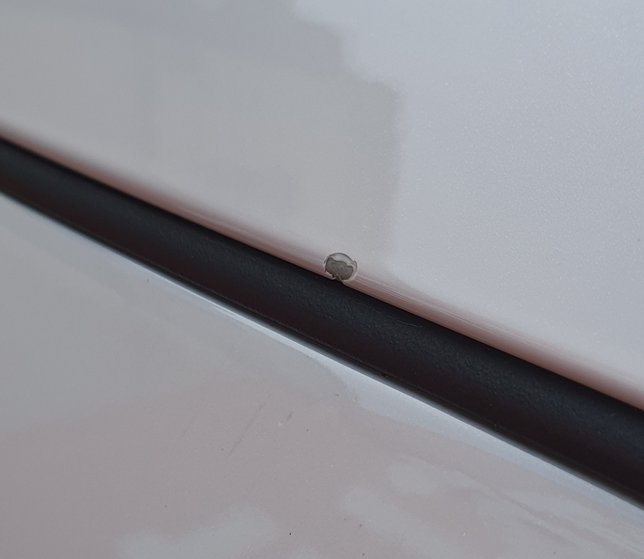 본넷 끝 부분에 도장이 벗겨졌습니다.의 0번 째 이미지