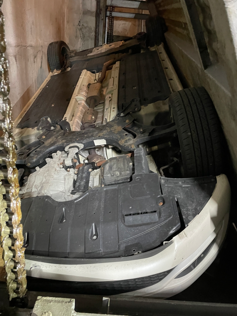 기계식 주차장에서 제 자동차가 주차장 기계 노후로 부서지면서 떨어졌어요 ㅠㅠ 이럴때는 어떡해야하죠??의 0번 째 이미지