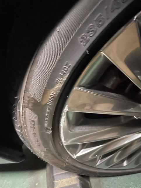 대리운전을 호출해서 귀가하던 중 조수석 뒷편 타이어와 휠이 파손 되었습니다.의 1번 째 이미지