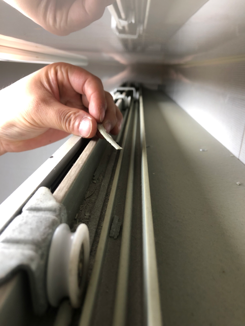 욕실수납장 슬라이드 도어 레일이 깨졌어요. 자가로 수리할수 있는 방법있을까요?(사진첨부)의 0번 째 이미지