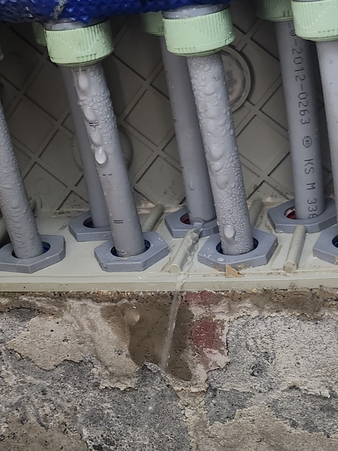 보일러온수 누수로 아랫집 화장실 누수관련입니다.의 1번 째 이미지