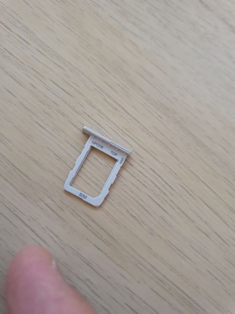 마이크로 SD 카드 슬롯이랑 심카드 슬롯이 크기 모양이 같은가요?의 0번 째 이미지