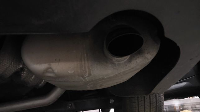 가솔린 차량인데, 머플러가 새까맣게 된 상태에요. 자동차에 이상이 있나요?의 1번 째 이미지