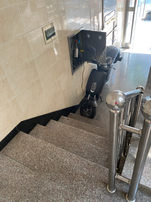 계단 옆 전동 오토바이 불법 충전 및 계단 점거 사항에 해당하나요??의 2번 째 이미지