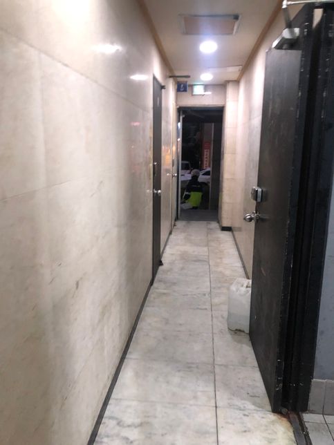 복도 문 개폐 시 부딪힘 문연 사람이 어떤 보상을 해줘야하나요?의 0번 째 이미지