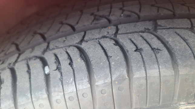 자동차 앞타이어가 갈라졌는데 운행 가능할까요?의 1번 째 이미지