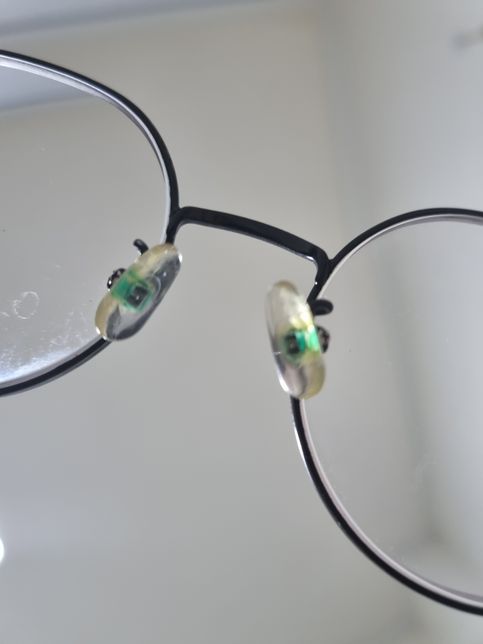 안경에 초록색이 껴있는데 제거 방법 있을까요의 0번 째 이미지