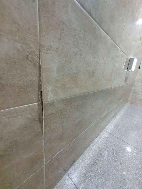 집 들어오는 복도에 타일벽이 금이가고 깨졌는데 수리를 어찌해야할까요?의 0번 째 이미지