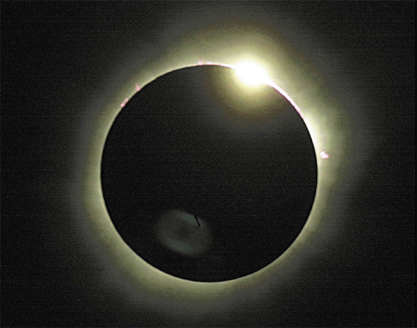 일식 때 태양 뒤 가려진 별이 어떻게 관측되나요?의 1번 째 이미지