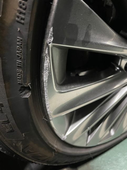 대리운전을 호출해서 귀가하던 중 조수석 뒷편 타이어와 휠이 파손 되었습니다.의 2번 째 이미지