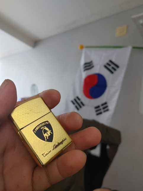 라이터를 선물받았는데요 이거 가스충전인지 기름충전인지 뭔지 모르겠고 어떻게 충전하나요???의 1번 째 이미지