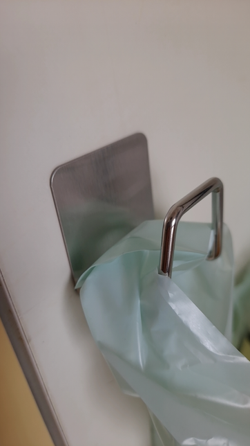 벽에 붙이는 고리 떼는 방법좀 알려주세요의 0번 째 이미지