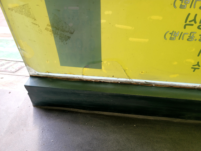 상가 임대차계약 후 유리에 금이 간걸 발견했는데 건물주인이 수리해줄 의무가 없나요?의 0번 째 이미지