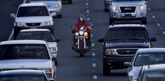 도로교통법상 오토바이 차간주행은 허용되는건가요?의 0번 째 이미지