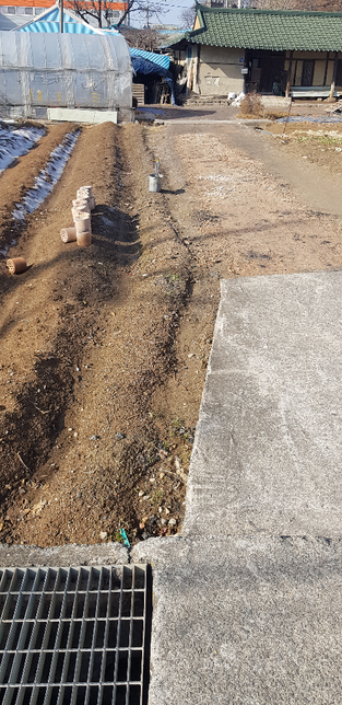 연탄같이 생긴건 뭐고 저걸왜 가루내 길목에 뿌리나요?의 0번 째 이미지