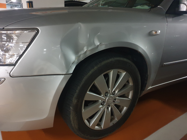 와이프가 운전 중 우측 펜더를 쇠기둥에 부딪혀 데미지를 입었는데 보험처리가 좋을까요?의 0번 째 이미지