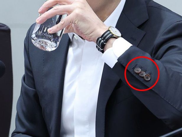 양복 겉옷 소매에 단추가 여러개 있는 이유가 뭔가요?의 0번 째 이미지