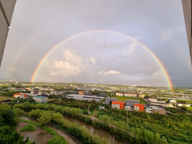 무지개 반원 안쪽으로 빛이 환한이유는?의 0번 째 이미지