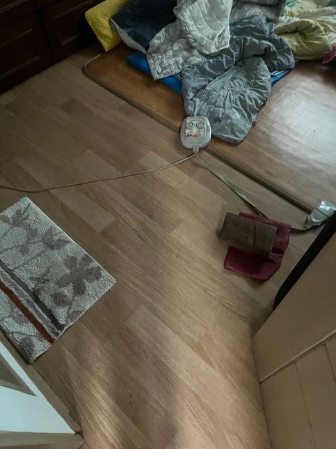 누수업체의 잘못으로 집에 마루판들이 들떳는데 보상을 장판으로 해주겠다는 소리만하고 대회를 피합니다. 법적으로 처벌이 가능할까요?의 2번 째 이미지
