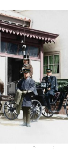 70년대 중 고등학교 다니며 쓴 모자는 일본 순사 모자 모양을 따서 만든 건가요?의 0번 째 이미지