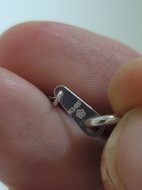 선물받은 목걸이 줄에 k14w라고 적혀있는데 무슨 뜻일까요?의 0번 째 이미지