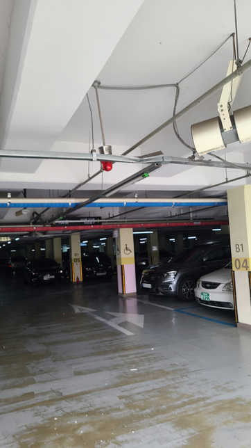 택배차로 지하주차장 진입하다가 천장 전기트레이,우수관, 환기팬 등을 파손했는데요의 0번 째 이미지