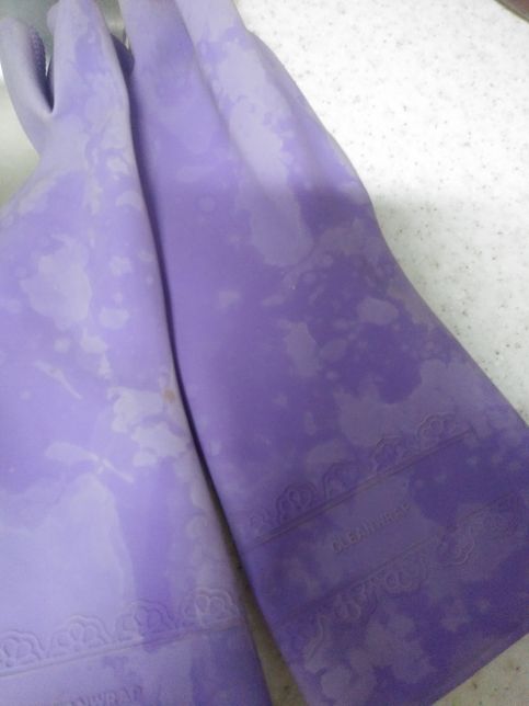 고무장갑 상태좀 봐주세요. 버려야 할까요?의 0번 째 이미지