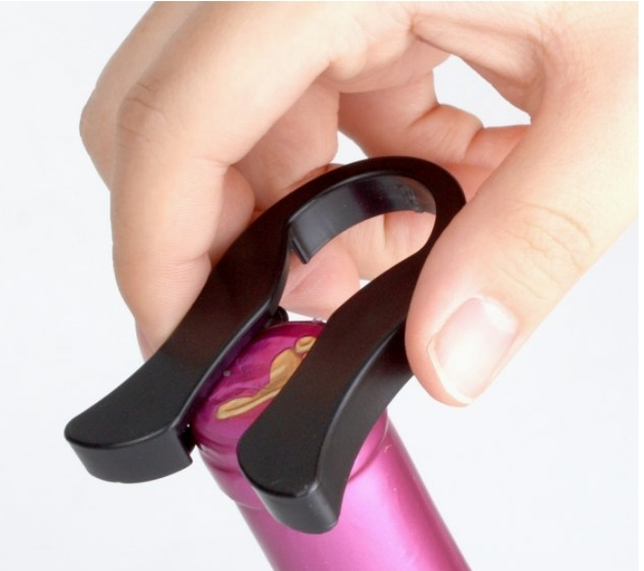 와인 박스 속에 말 발굽 편자처럼 생긴 이것은?의 0번 째 이미지