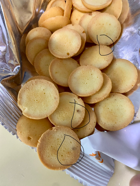 계란 과자인데 곰팡이 일까요..??의 0번 째 이미지