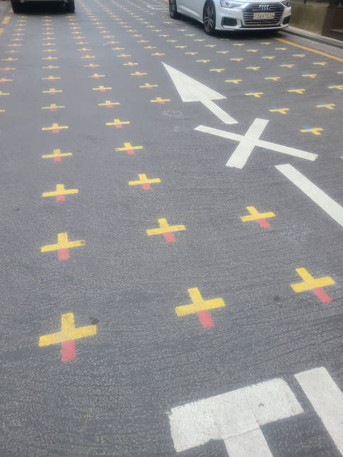 도로에 이 표시는 무엇인가요?의 0번 째 이미지