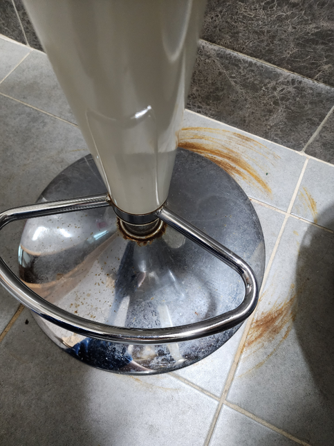 화장실 놓고 사용한 의자 바닥 놋물제거요?의 0번 째 이미지