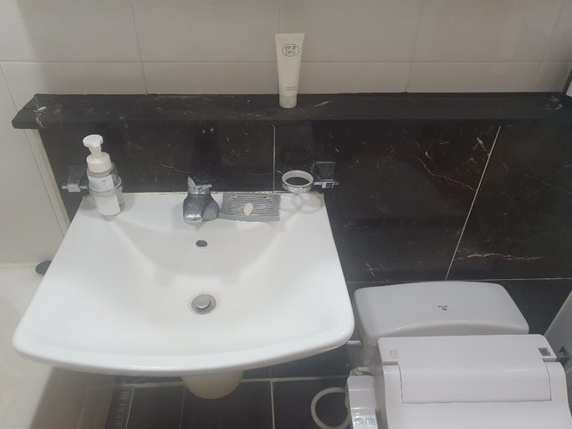 화장실 세면대 뒤에 물건 둘수있는부분 왼쪽이 깨졌는데 어떻게 교체 가능할까요?의 0번 째 이미지