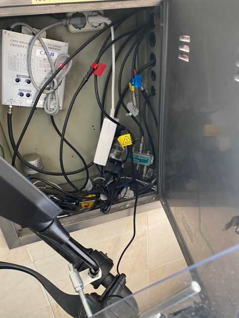 계단 옆 전동 오토바이 불법 충전 및 계단 점거 사항에 해당하나요??의 1번 째 이미지